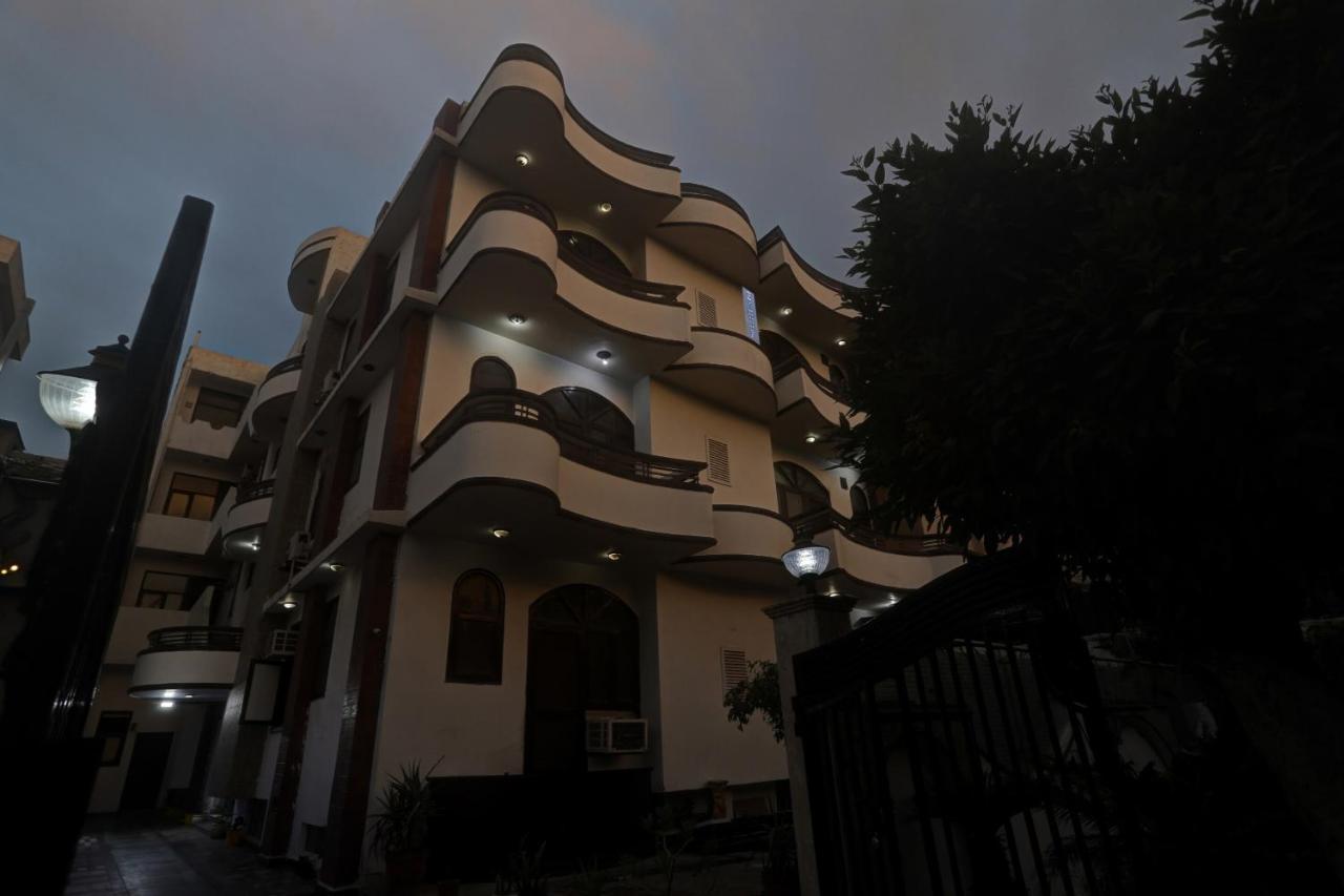 Townhouse The Premier View Near Iskcon Temple Noida Hotel Exterior photo