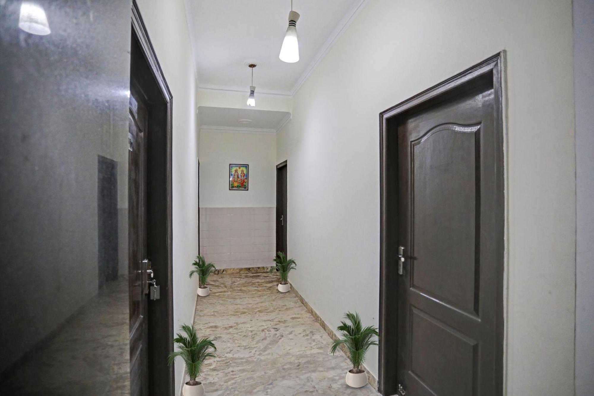 Townhouse The Premier View Near Iskcon Temple Noida Hotel Exterior photo